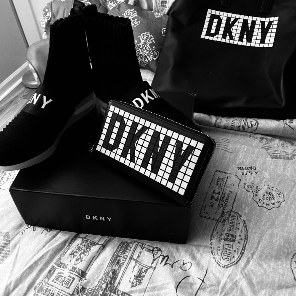 DKNY LG TOTE w/boots & wallet